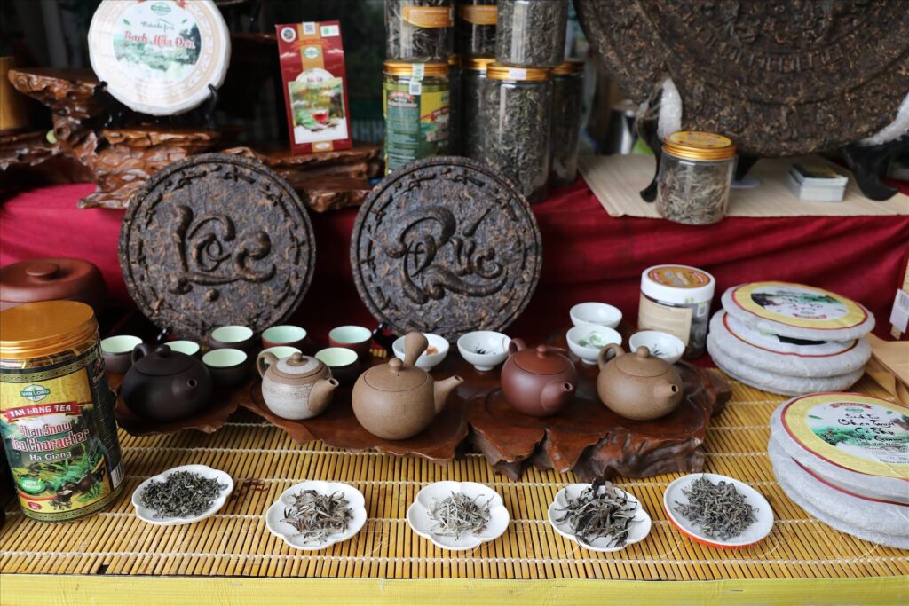 Quầy giới thiệu sản phẩm trà Shan tuyết của Công ty TNHH Trà Vạn Long – trà Shan Tuyết cổ thụ Hà Giang.